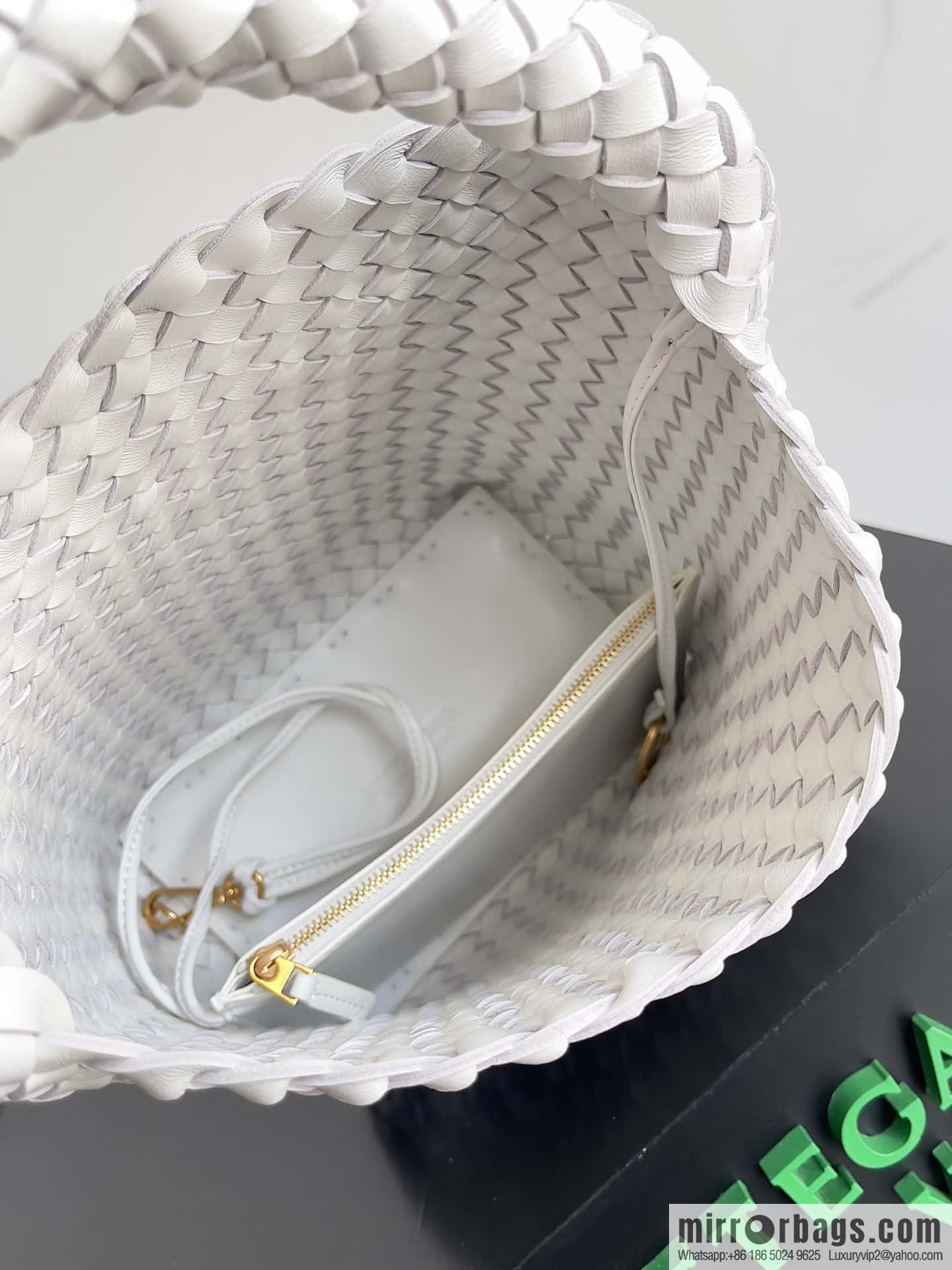 BV Cabat Bucket bucket bag model number: 753172 white