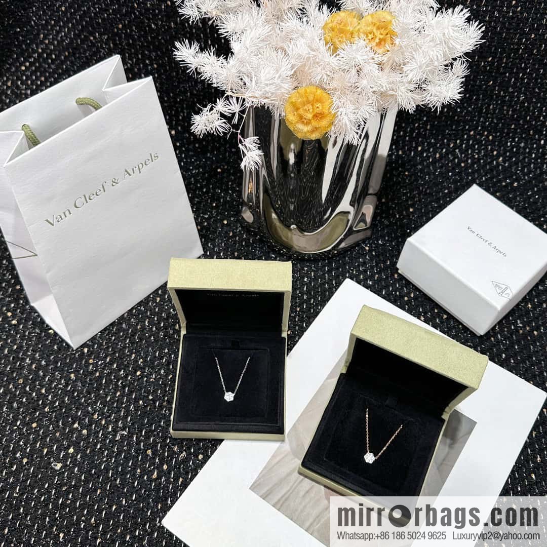 ❗️New ❗️ ☀️ Van Cleef & Arpels Snowflake, Necklace ☀