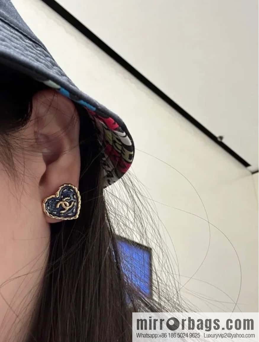 ❗️New ❗️ Chanel stud earrings ☀️ new ☑️ Chanel c1 double c peach heart love stud earrings ☀️