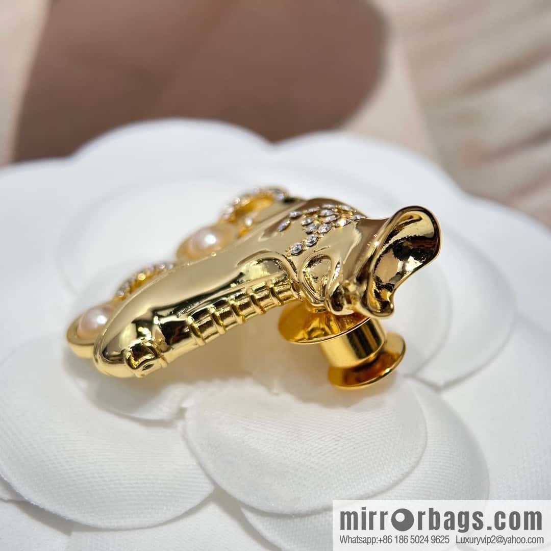 ❗️New ❗️ ☀️ new ☑️ Chanel coco pearl roller skates brooch ☀️