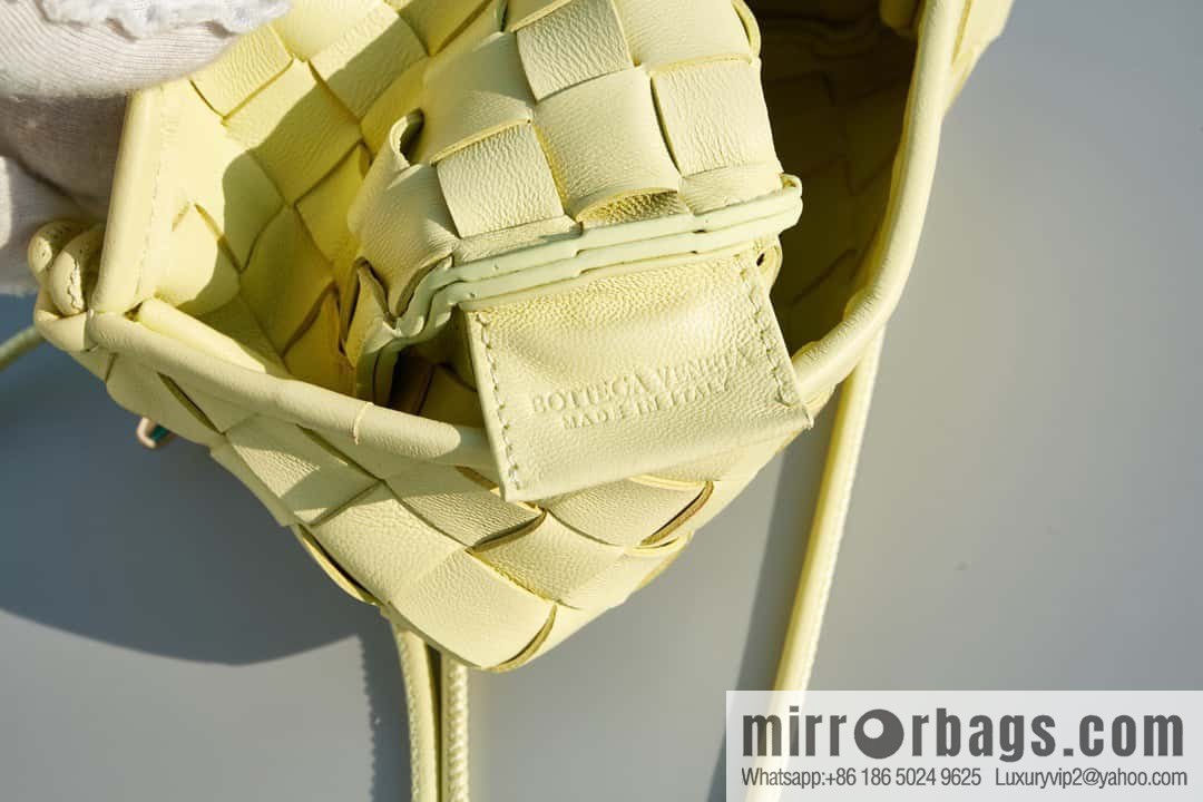 BottegaVeneta Bv spring and summer new mini sardines SARDINE model number: 744267 ice cream color
