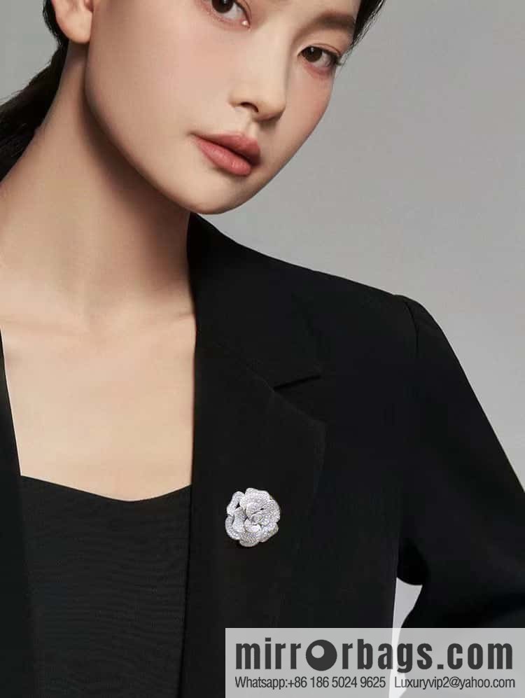 ☀️New ☑️ Chanel double c full diamond camellia stud earrings