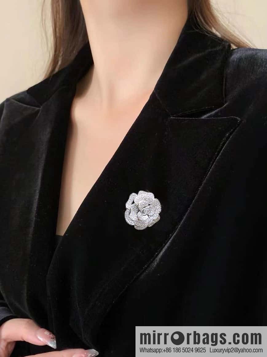 ☀️New ☑️ Chanel double c full diamond camellia stud earrings