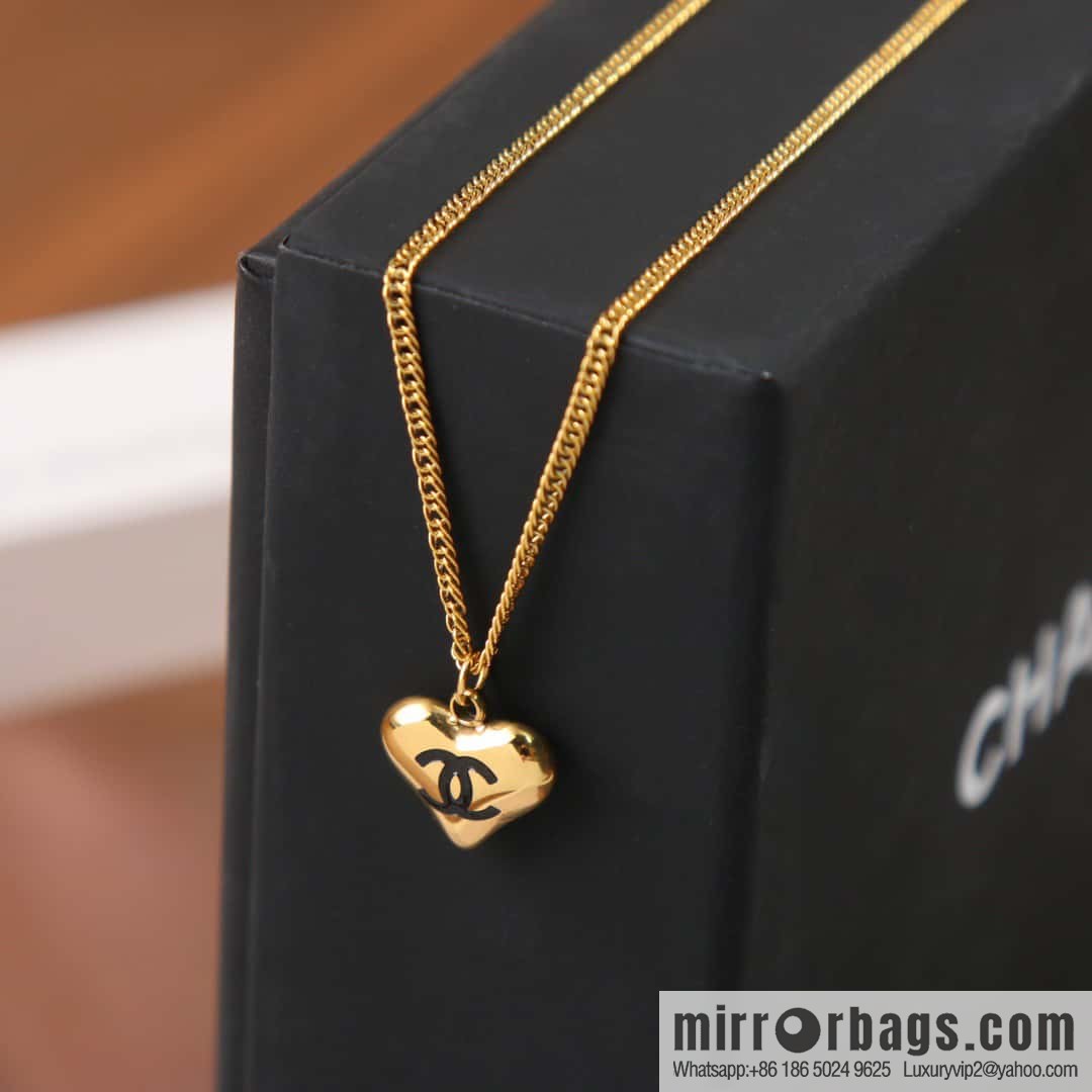 ☀️New ☑️ Chanel double c peach heart love necklace ☀️
