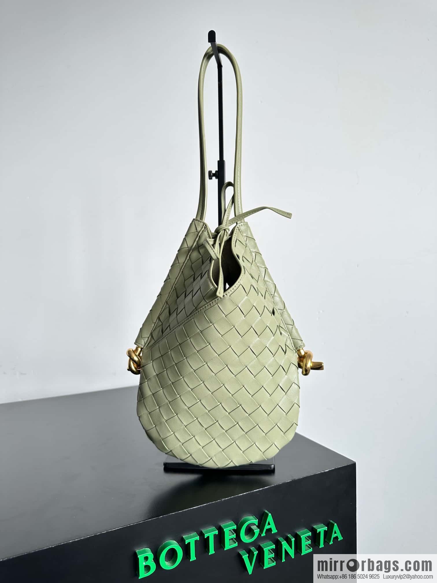 #BottegaVeneta, Yang Mi's latest bag of the same Solstice Shoulder Ba model number: 740898 small travertine green