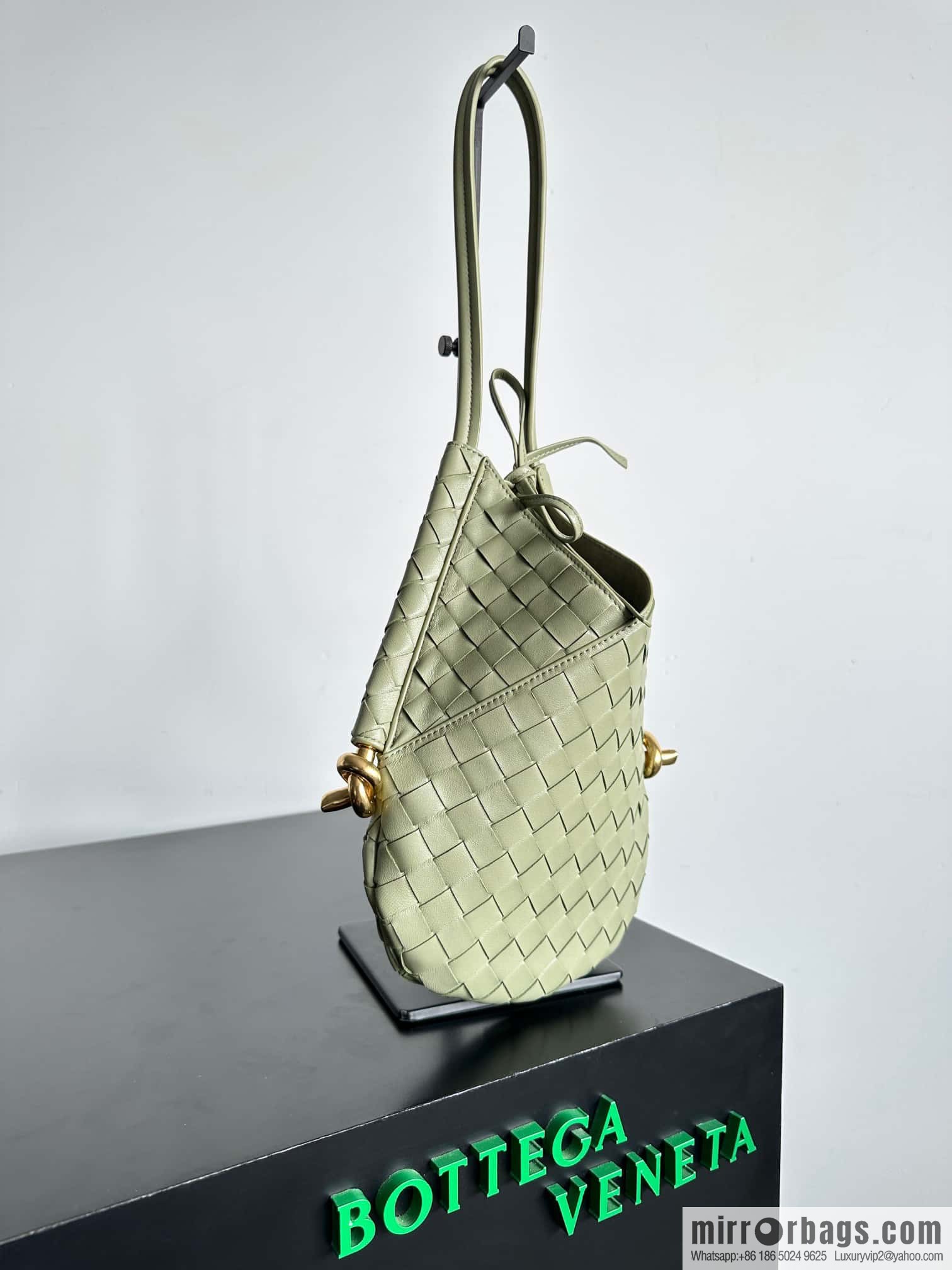 #BottegaVeneta, Yang Mi's latest bag of the same Solstice Shoulder Ba model number: 740898 small travertine green