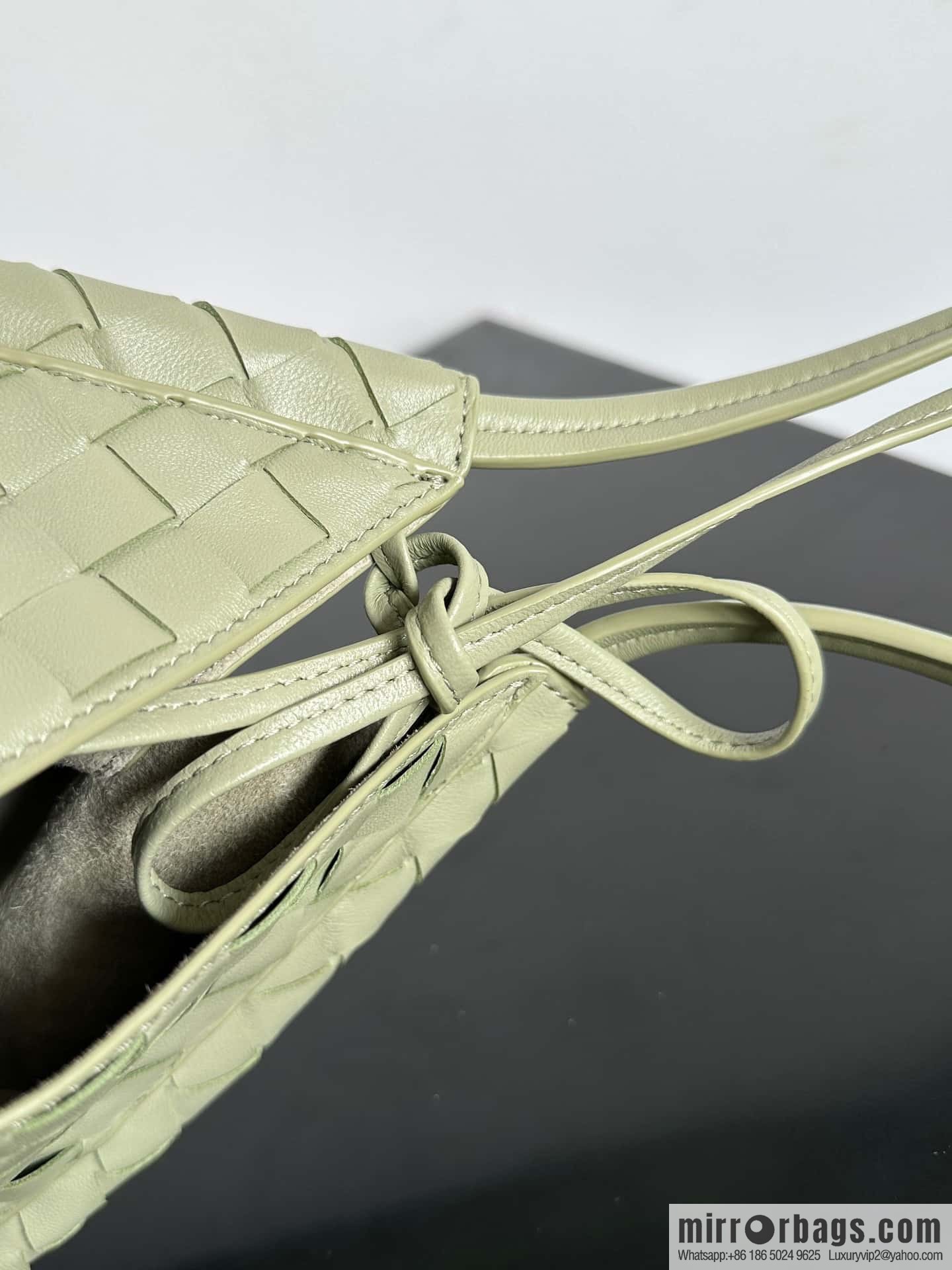 #BottegaVeneta, Yang Mi's latest bag of the same Solstice Shoulder Ba model number: 740898 small travertine green