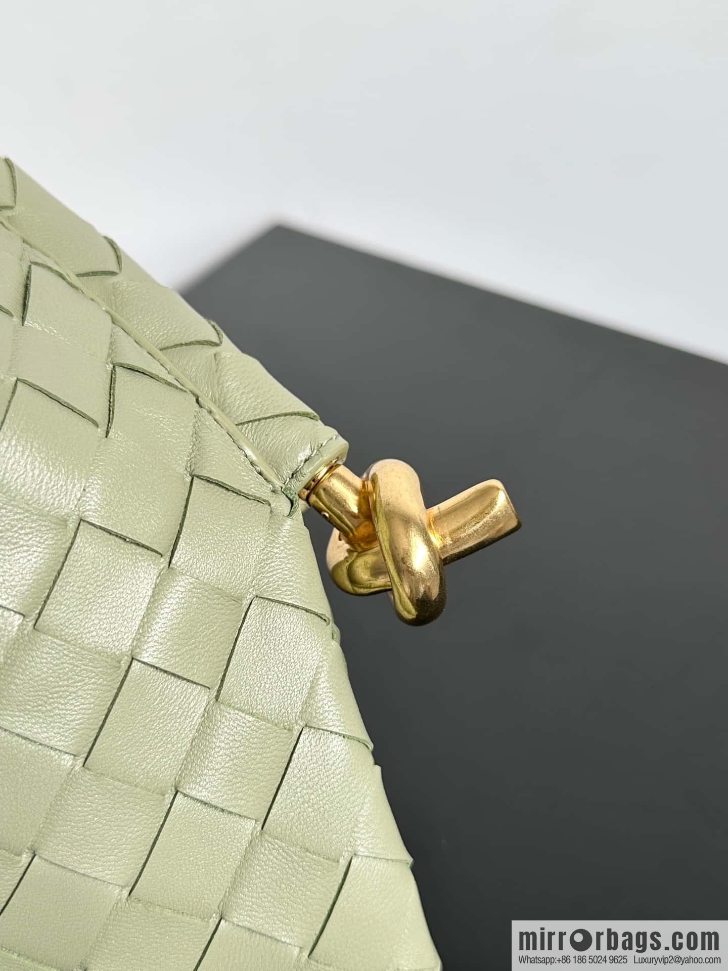 #BottegaVeneta, Yang Mi's latest bag of the same Solstice Shoulder Ba model number: 740898 small travertine green