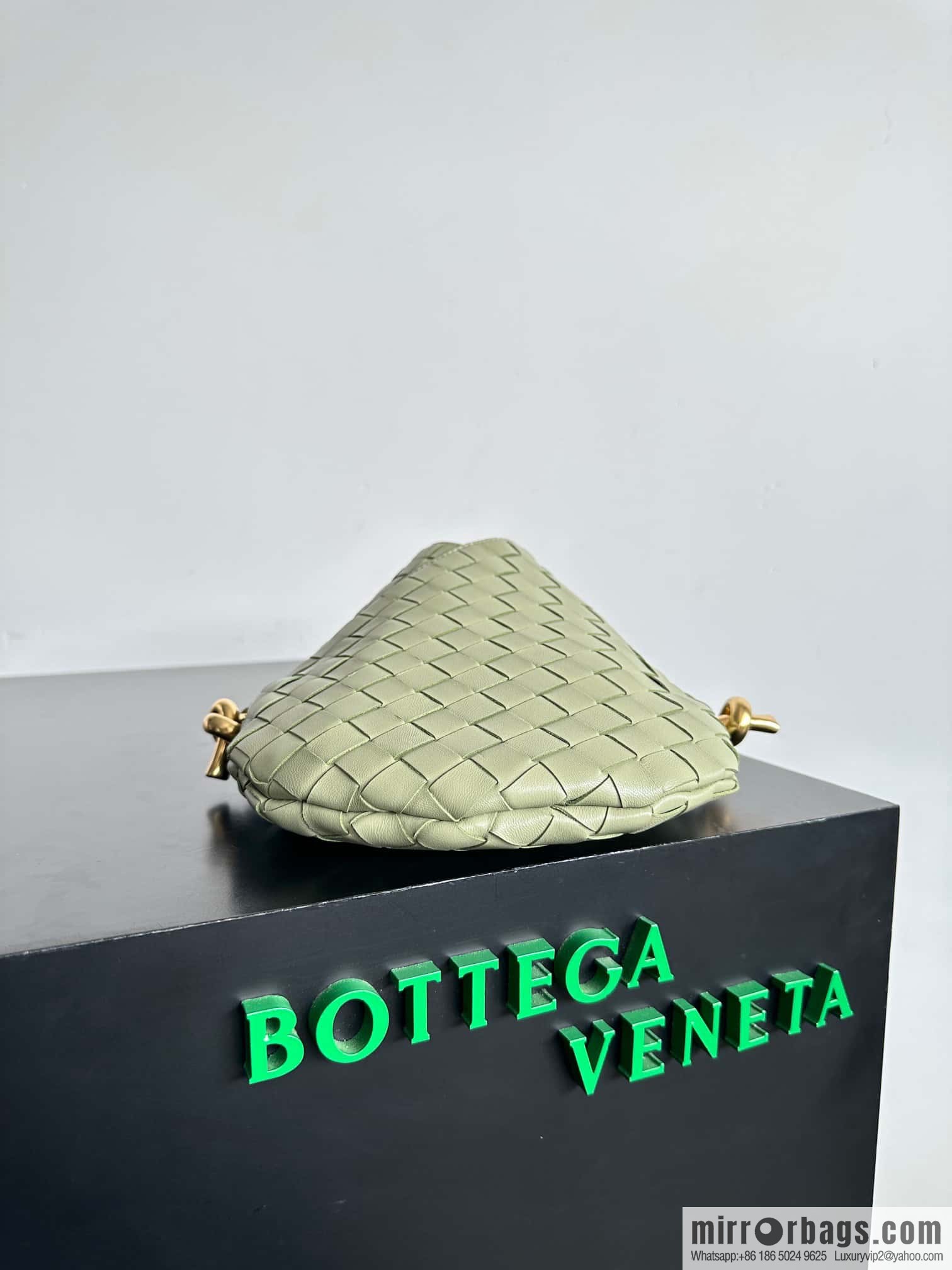 #BottegaVeneta, Yang Mi's latest bag of the same Solstice Shoulder Ba model number: 740898 small travertine green