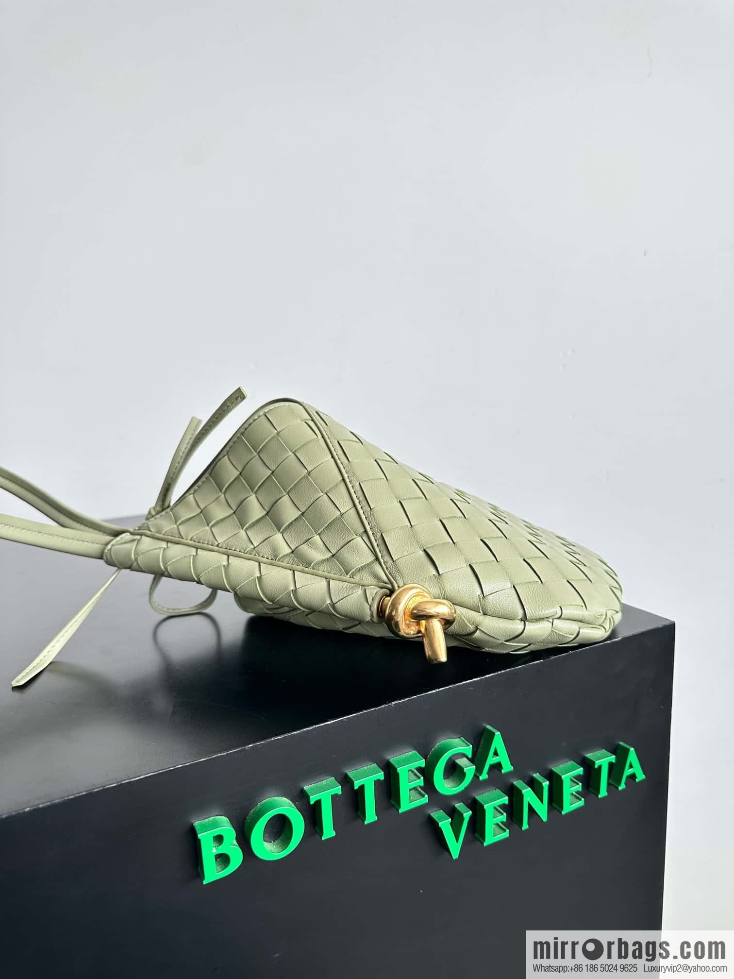 #BottegaVeneta, Yang Mi's latest bag of the same Solstice Shoulder Ba model number: 740898 small travertine green
