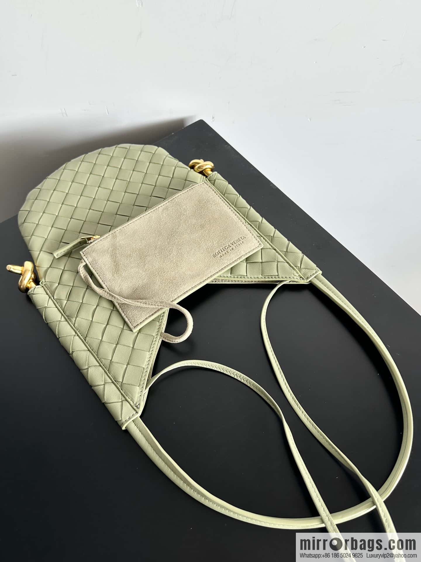 #BottegaVeneta, Yang Mi's latest bag of the same Solstice Shoulder Ba model number: 740898 small travertine green