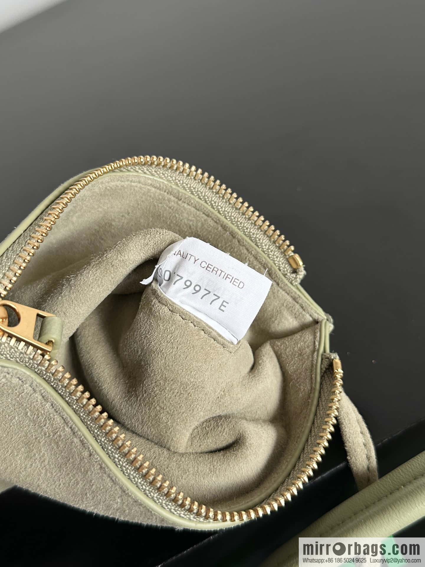 #BottegaVeneta, Yang Mi's latest bag of the same Solstice Shoulder Ba model number: 740898 small travertine green