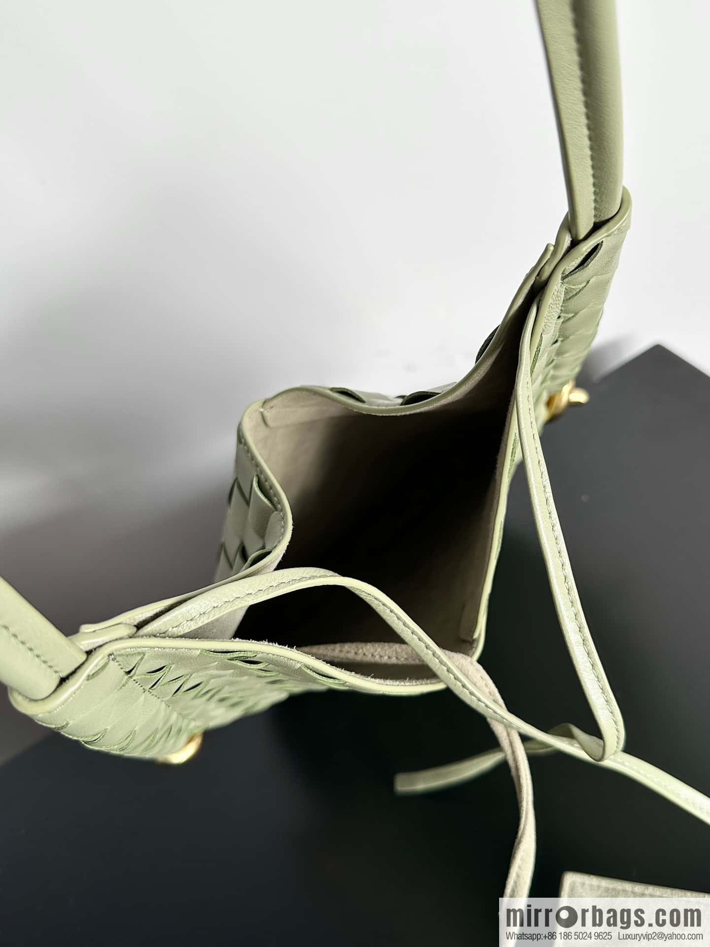 #BottegaVeneta, Yang Mi's latest bag of the same Solstice Shoulder Ba model number: 740898 small travertine green