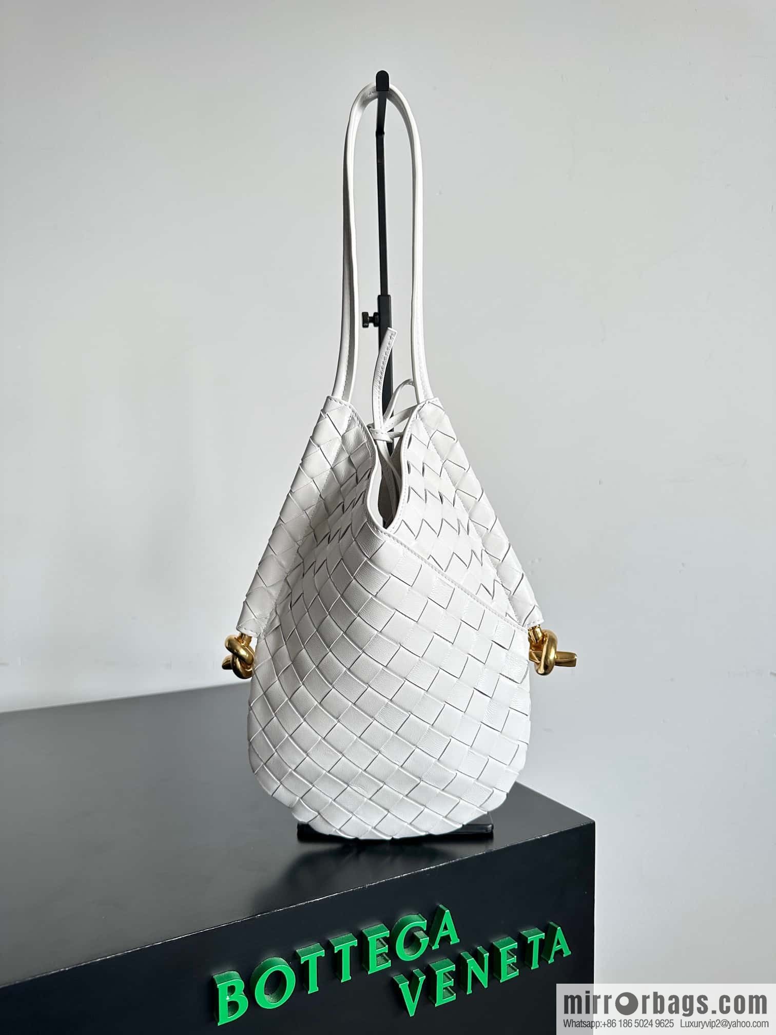 #BottegaVeneta, Yang Mi's latest bag of the same Solstice Shoulder Ba model number: 740898 small white