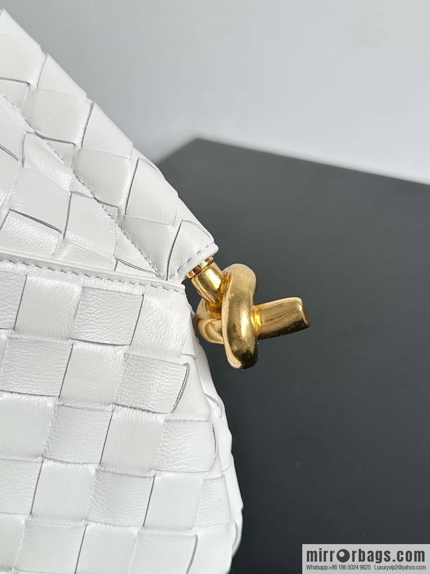 #BottegaVeneta, Yang Mi's latest bag of the same Solstice Shoulder Ba model number: 740898 small white