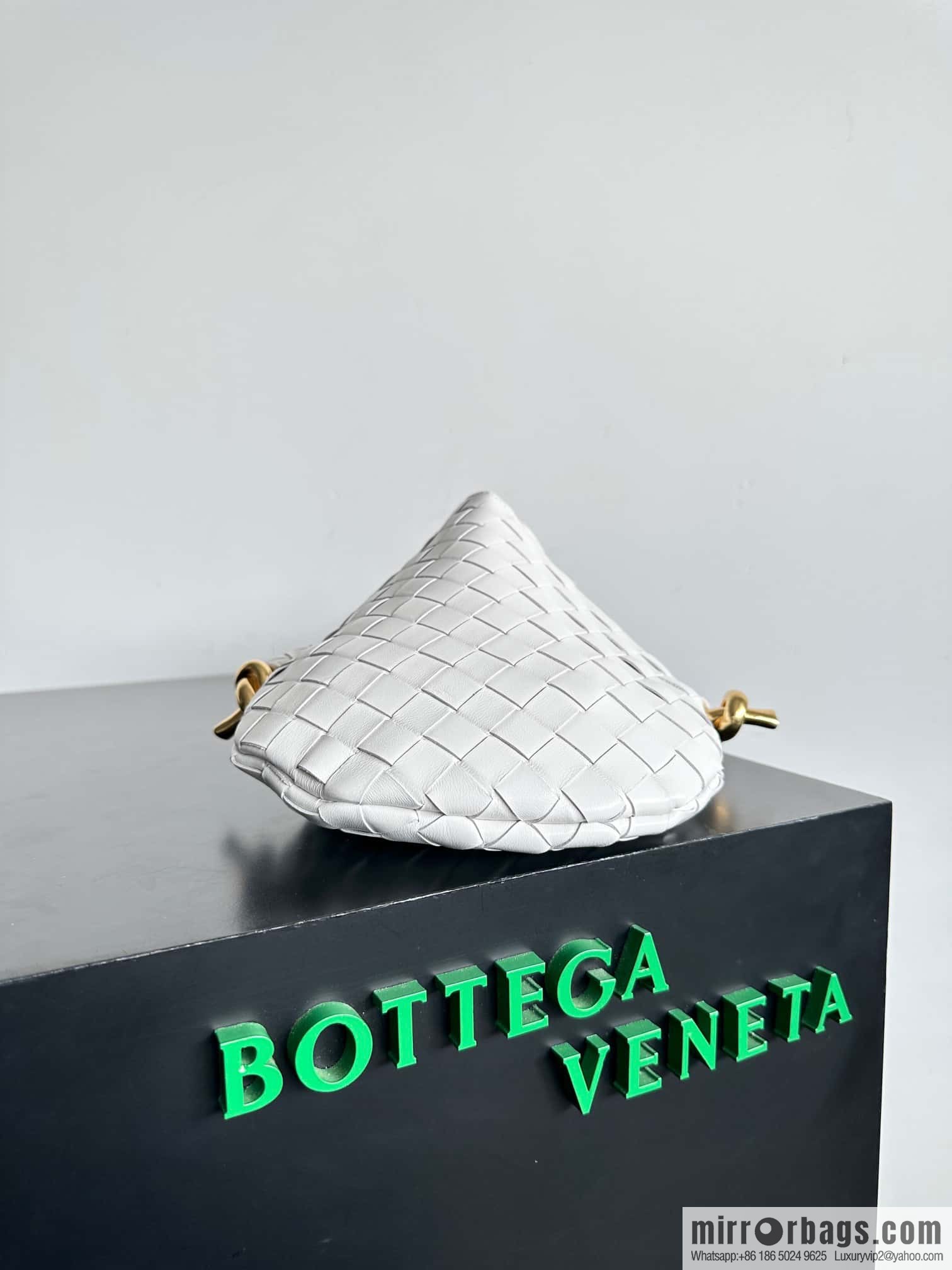 #BottegaVeneta, Yang Mi's latest bag of the same Solstice Shoulder Ba model number: 740898 small white