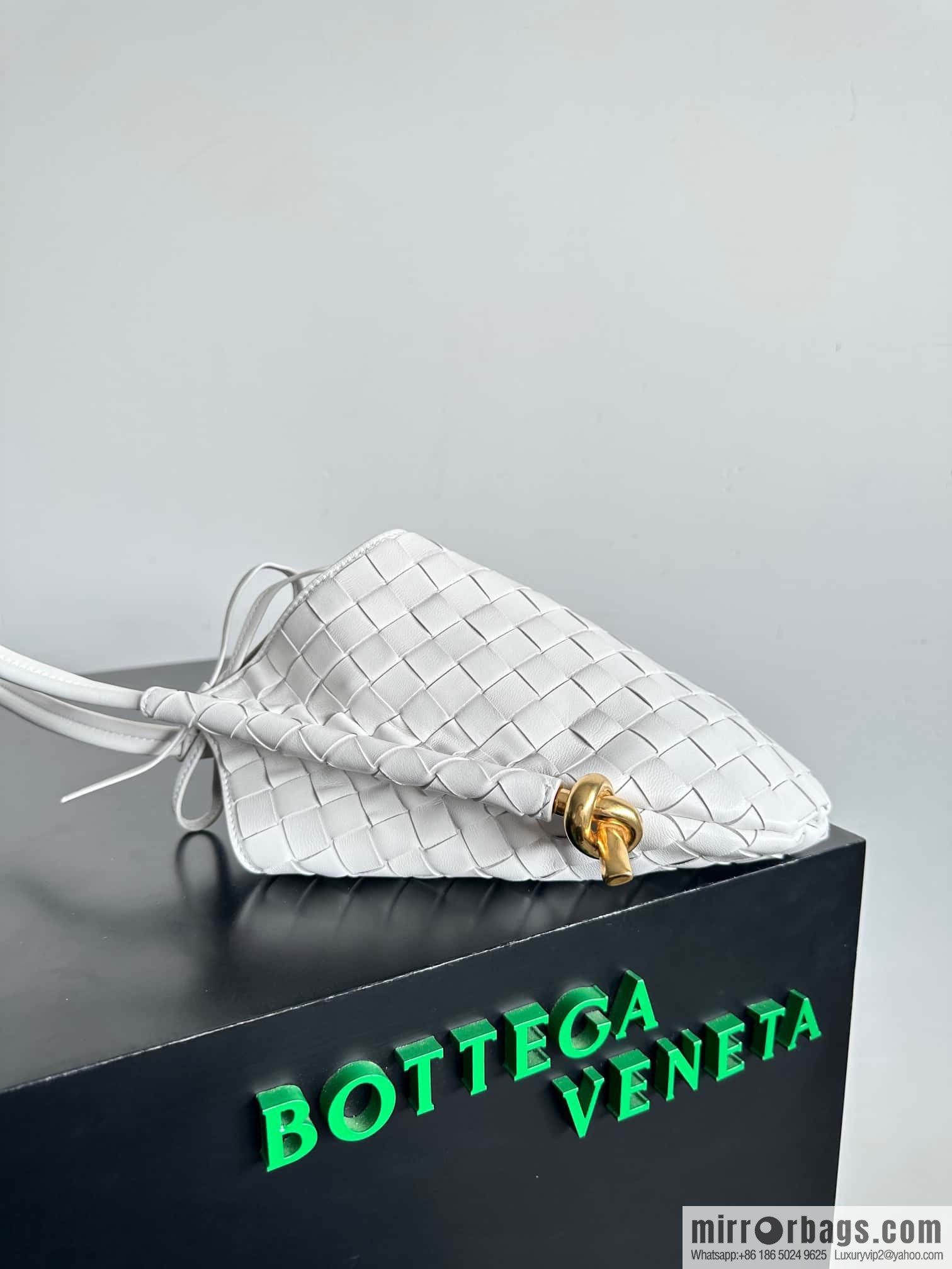 #BottegaVeneta, Yang Mi's latest bag of the same Solstice Shoulder Ba model number: 740898 small white