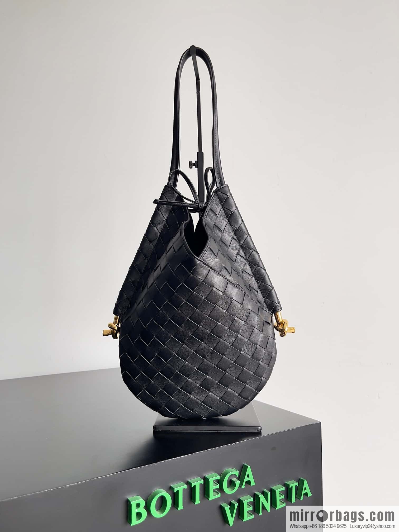 #BottegaVeneta, Yang Mi's latest bag of the same Solstice Shoulder Ba model number: 740898 small black