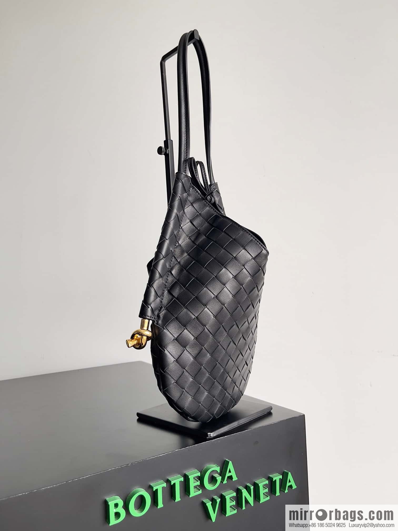#BottegaVeneta, Yang Mi's latest bag of the same Solstice Shoulder Ba model number: 740898 small black