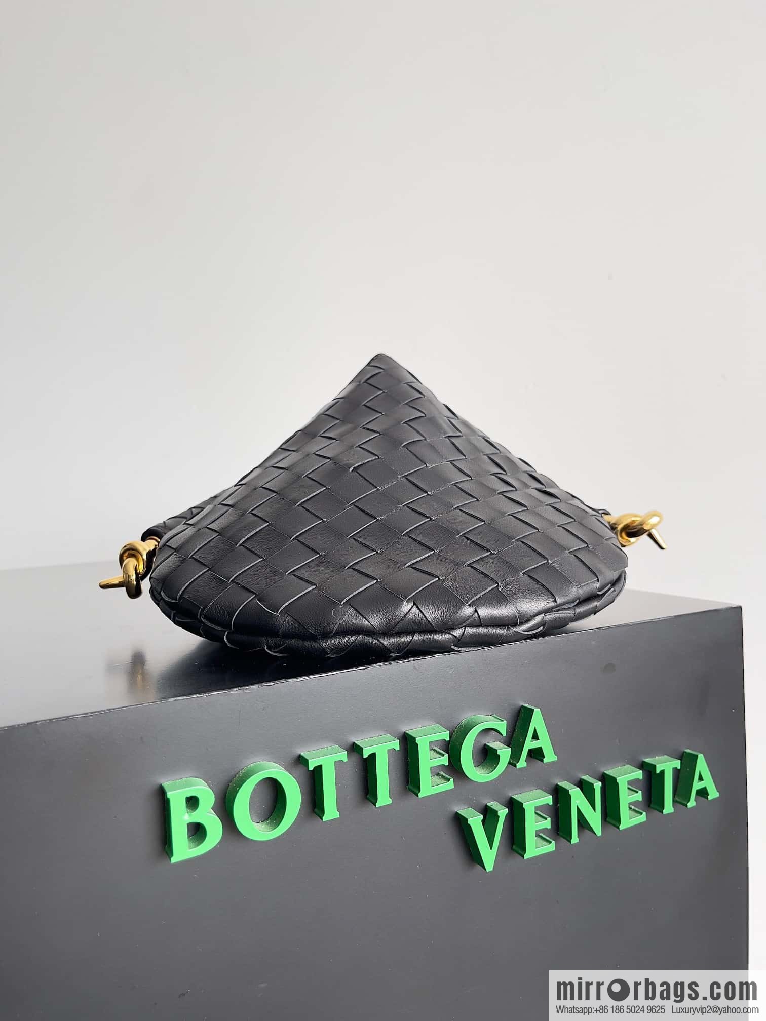 #BottegaVeneta, Yang Mi's latest bag of the same Solstice Shoulder Ba model number: 740898 small black