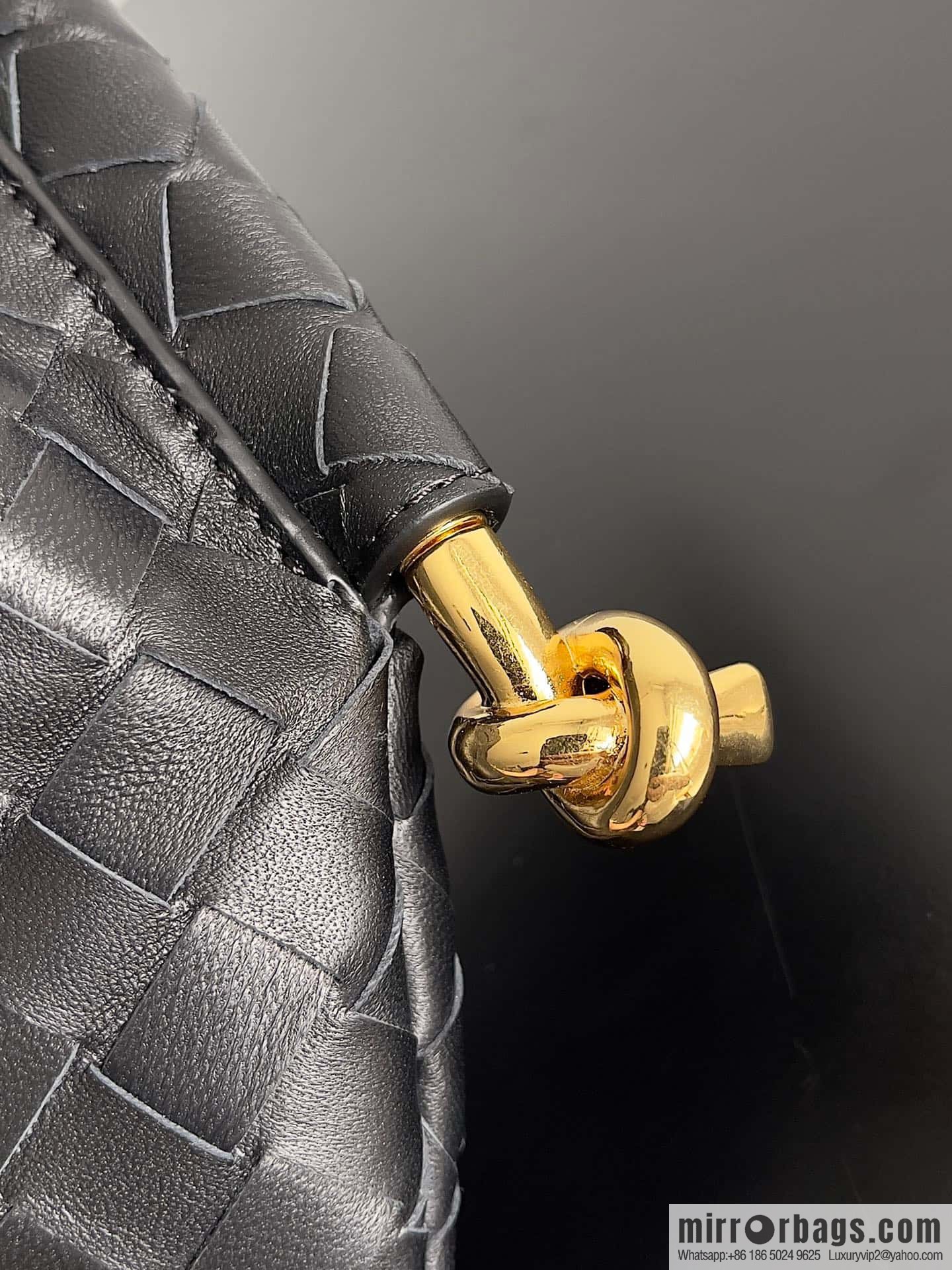 #BottegaVeneta, Yang Mi's latest bag of the same Solstice Shoulder Ba model number: 740898 small black