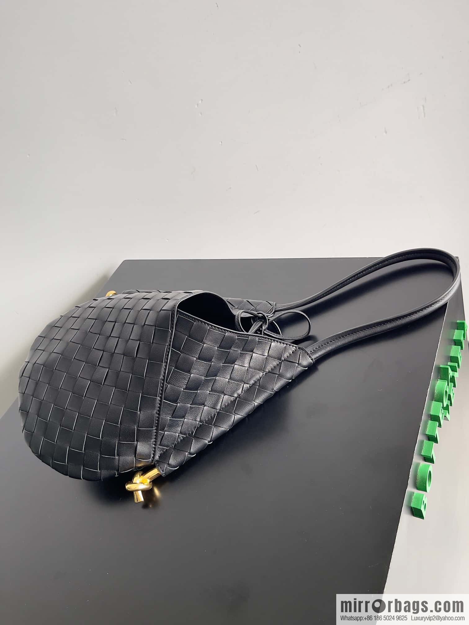 #BottegaVeneta, Yang Mi's latest bag of the same Solstice Shoulder Ba model number: 740898 small black