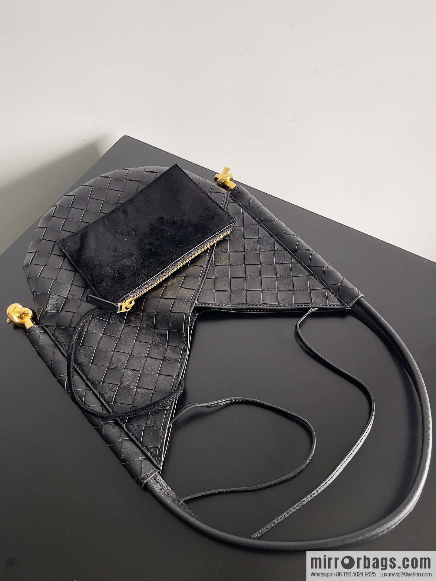 #BottegaVeneta, Yang Mi's latest bag of the same Solstice Shoulder Ba model number: 740898 small black