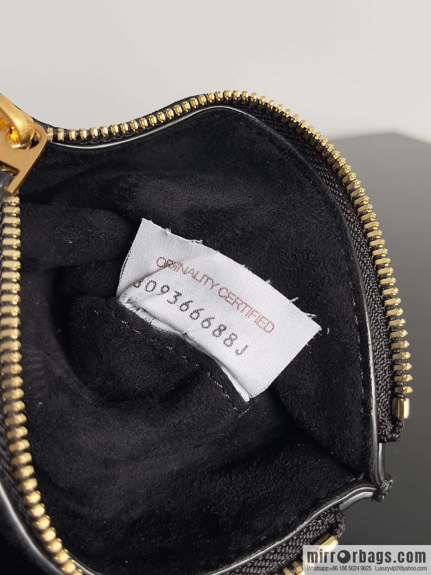 #BottegaVeneta, Yang Mi's latest bag of the same Solstice Shoulder Ba model number: 740898 small black