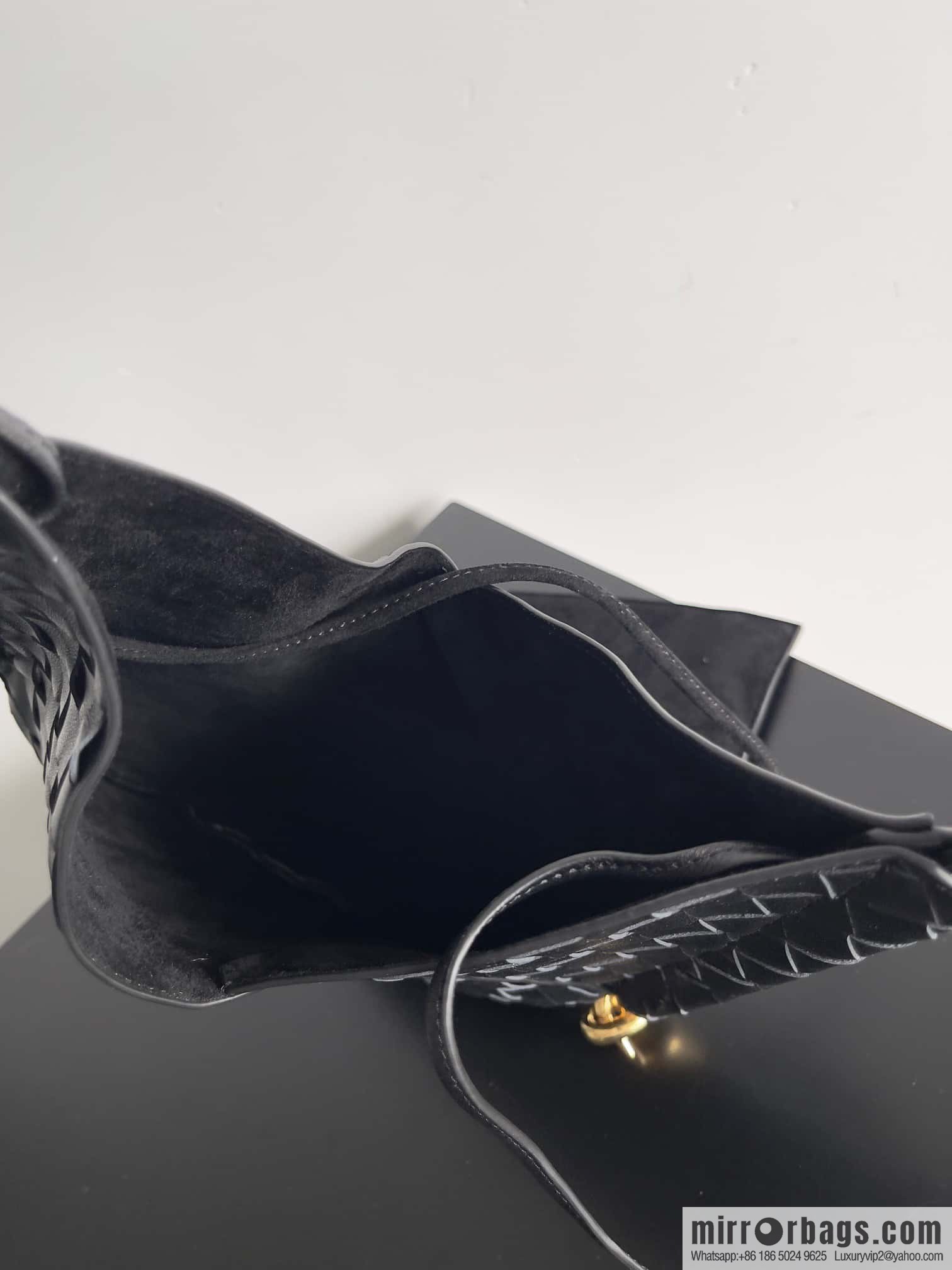 #BottegaVeneta, Yang Mi's latest bag of the same Solstice Shoulder Ba model number: 740898 small black