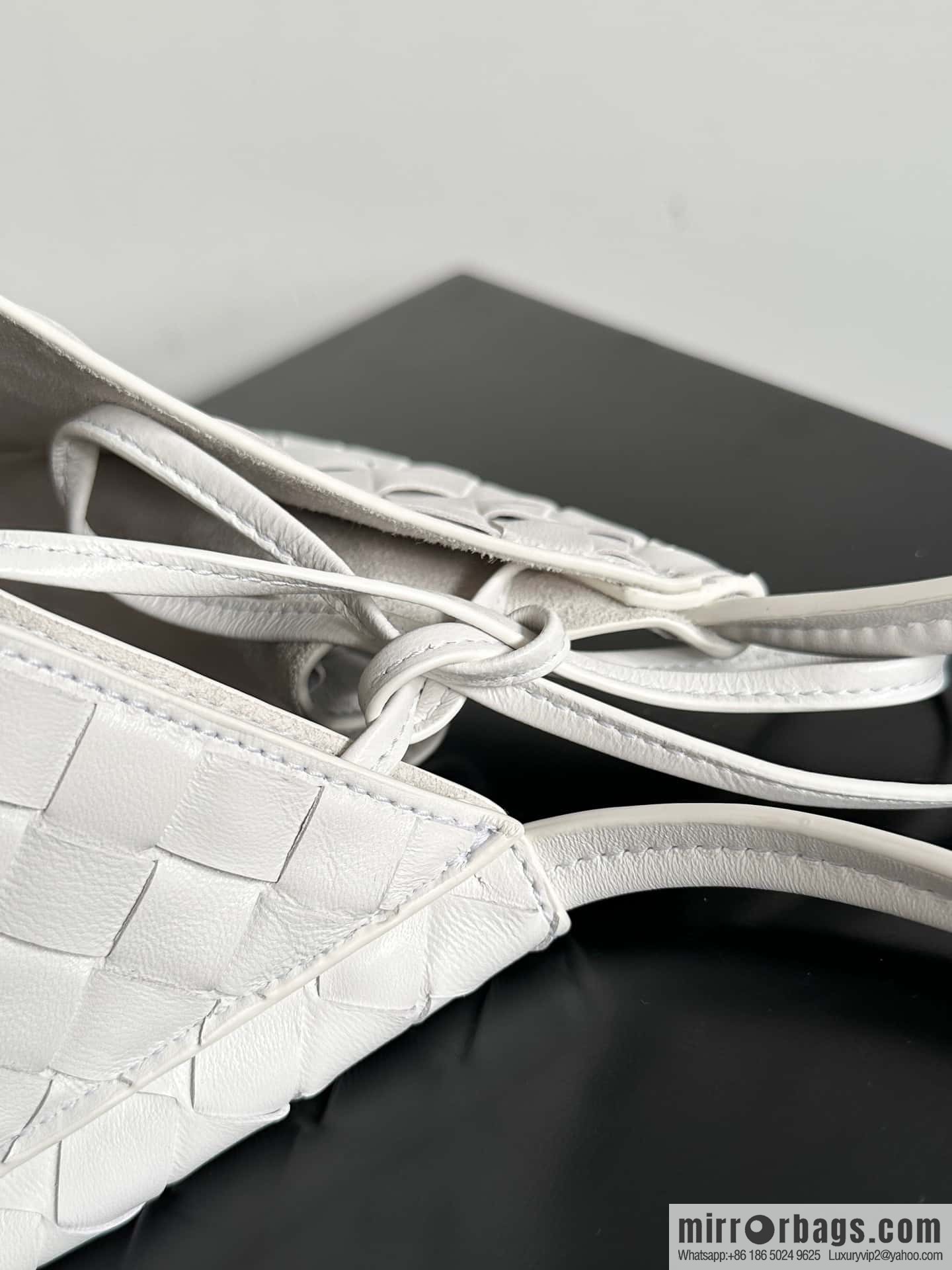 #BottegaVeneta, Yang Mi's latest bag type of the same Solstice Shoulder Ba, model number: 740990 large white