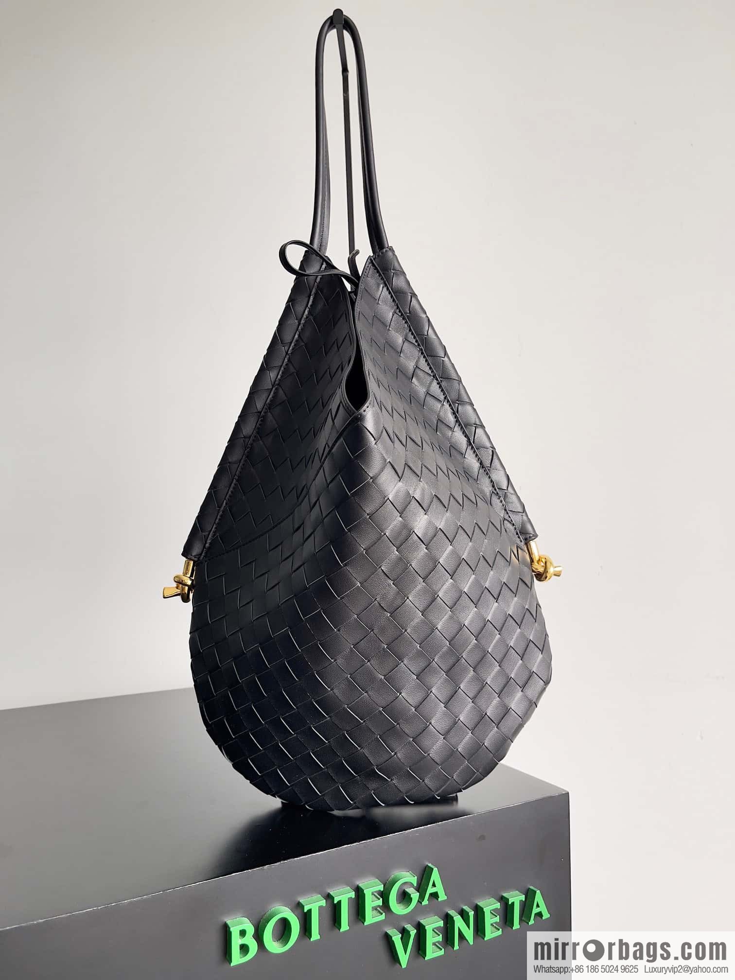 #BottegaVeneta, Yang Mi's latest bag type of the same Solstice Shoulder Ba, model number: 740990 large black