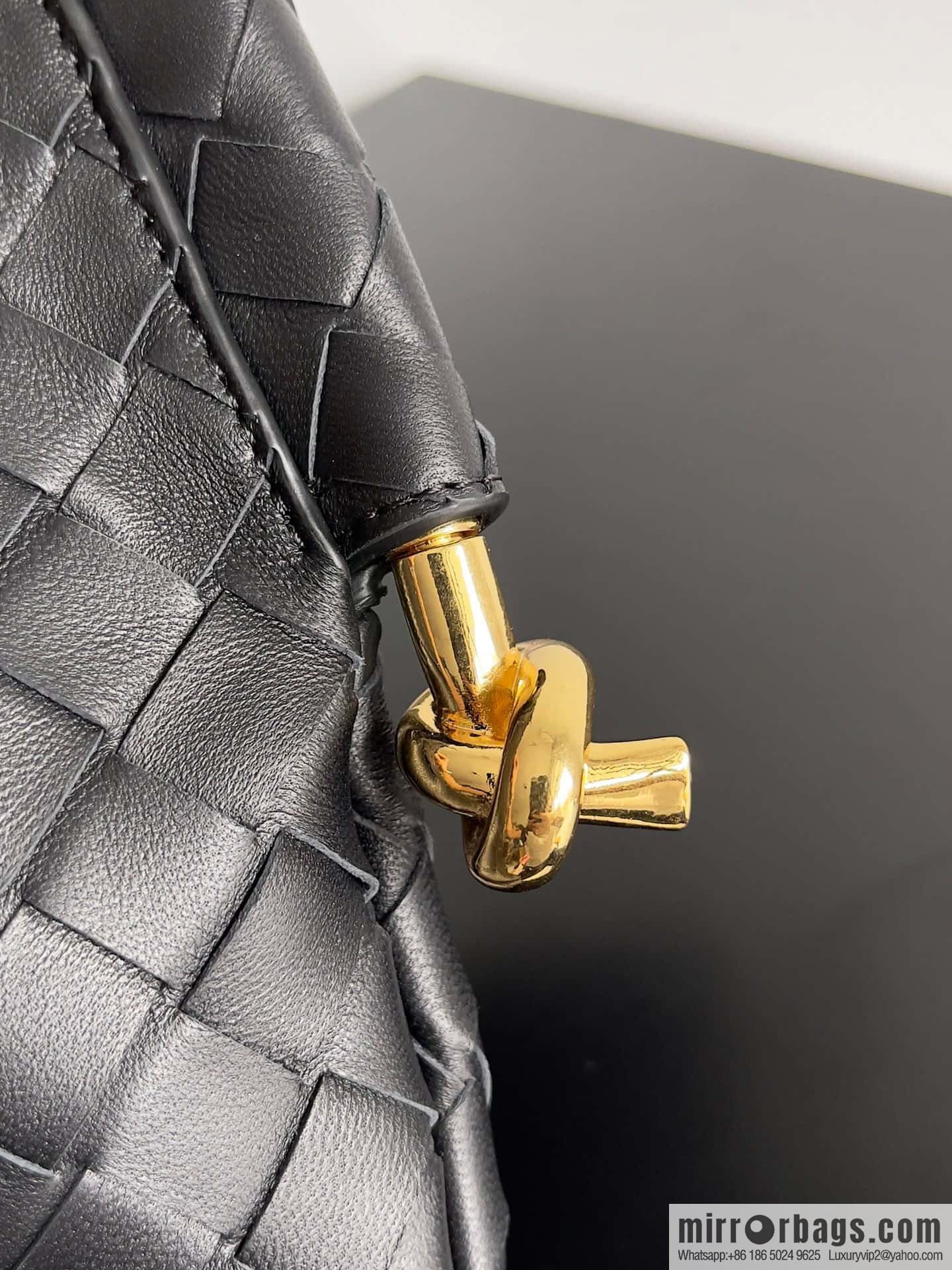 #BottegaVeneta, Yang Mi's latest bag type of the same Solstice Shoulder Ba, model number: 740990 large black