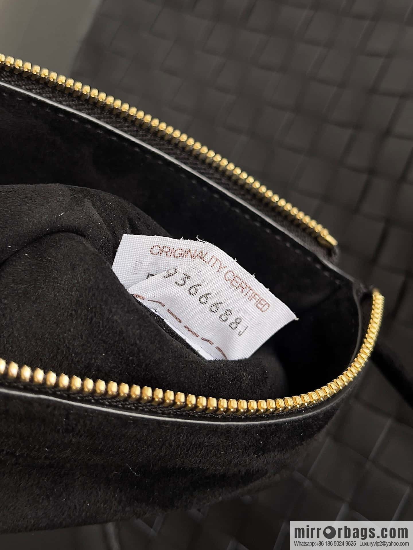 #BottegaVeneta, Yang Mi's latest bag type of the same Solstice Shoulder Ba, model number: 740990 large black