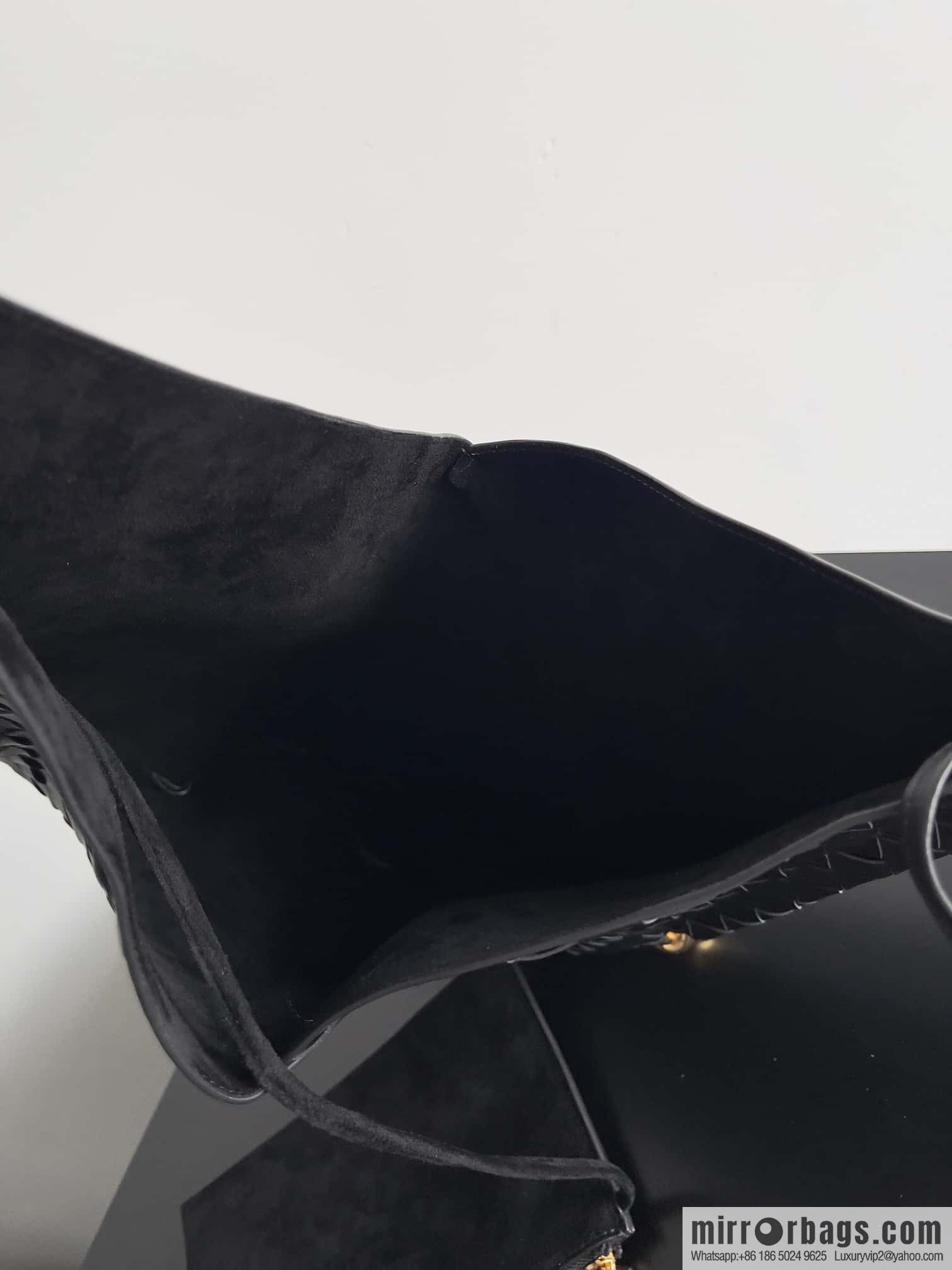 #BottegaVeneta, Yang Mi's latest bag type of the same Solstice Shoulder Ba, model number: 740990 large black