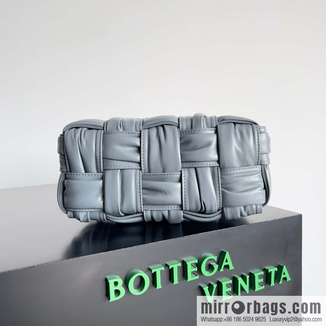 BV new Bottega Veneta 2022 autumn and winter armpit bag, model number: 736233 lightning gray
