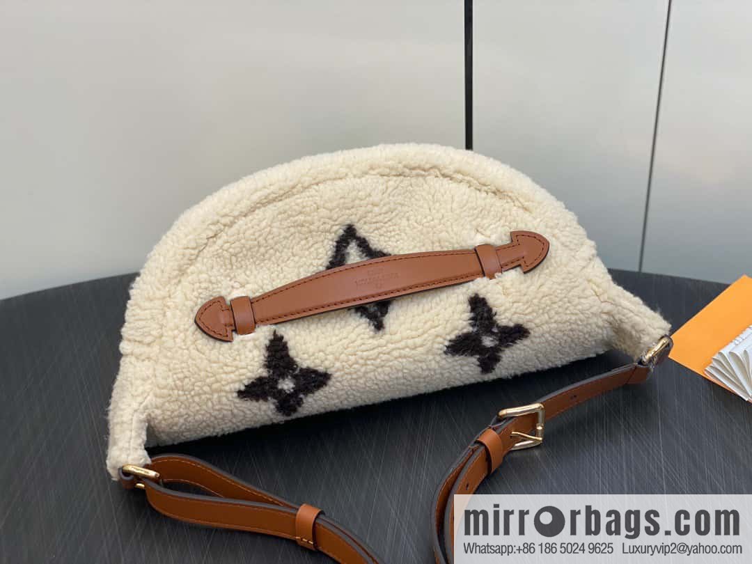[Boutique‑grade] M23715 meters white, fanny pack, breast bag series BUMBAG fanny pack