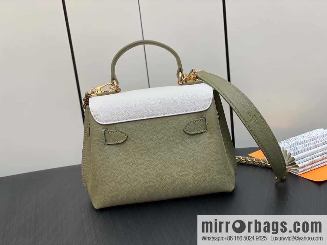 [Boutique‑grade] M21088 green, full leather chain bag series, this Lockme Ever mini handbag.