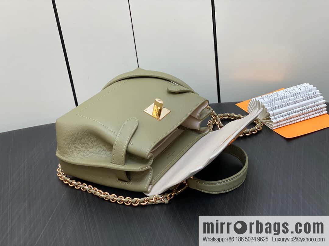 [Boutique‑grade] M21088 green, full leather chain bag series, this Lockme Ever mini handbag.