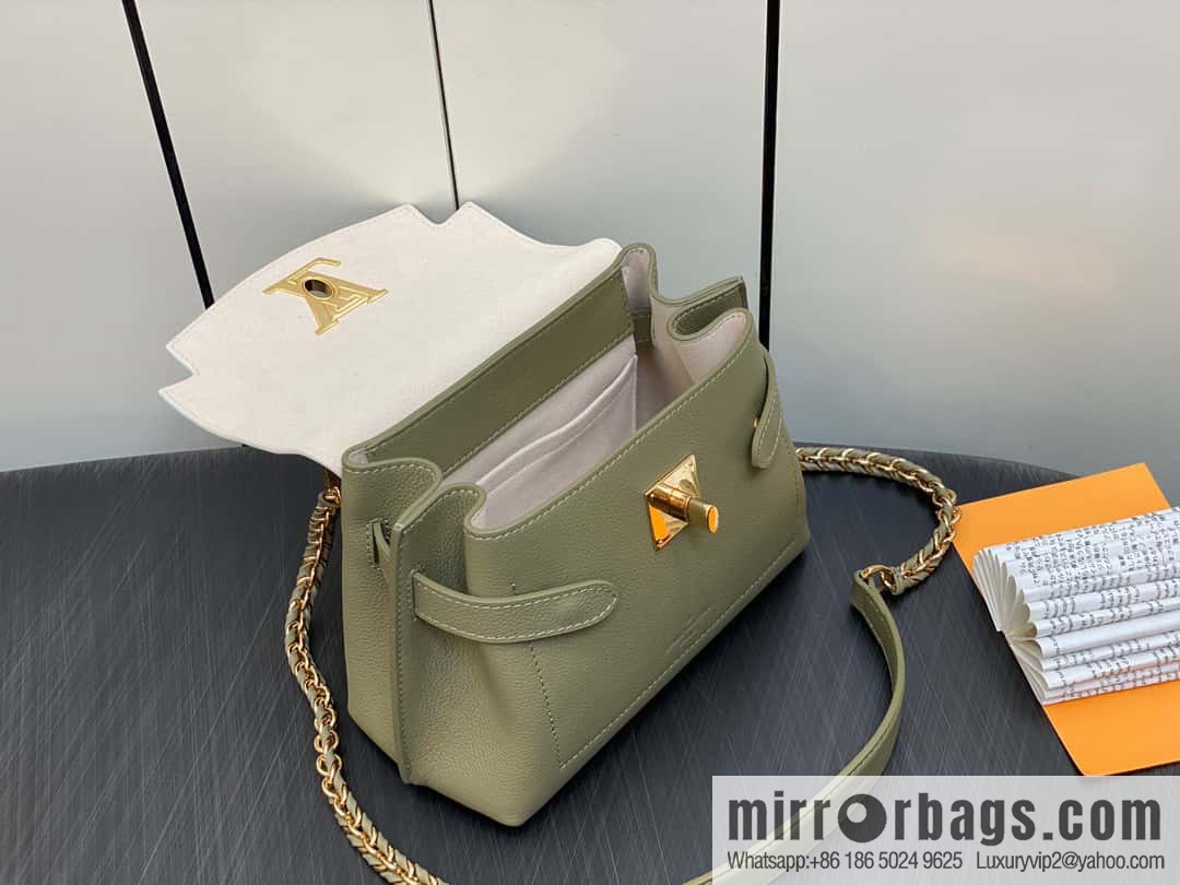 [Boutique‑grade] M21088 green, full leather chain bag series, this Lockme Ever mini handbag.