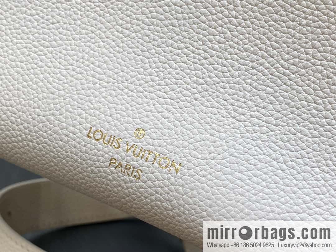 [Boutique‑grade] M23637 white, full leather square bag series Lock & Go handbag M22311