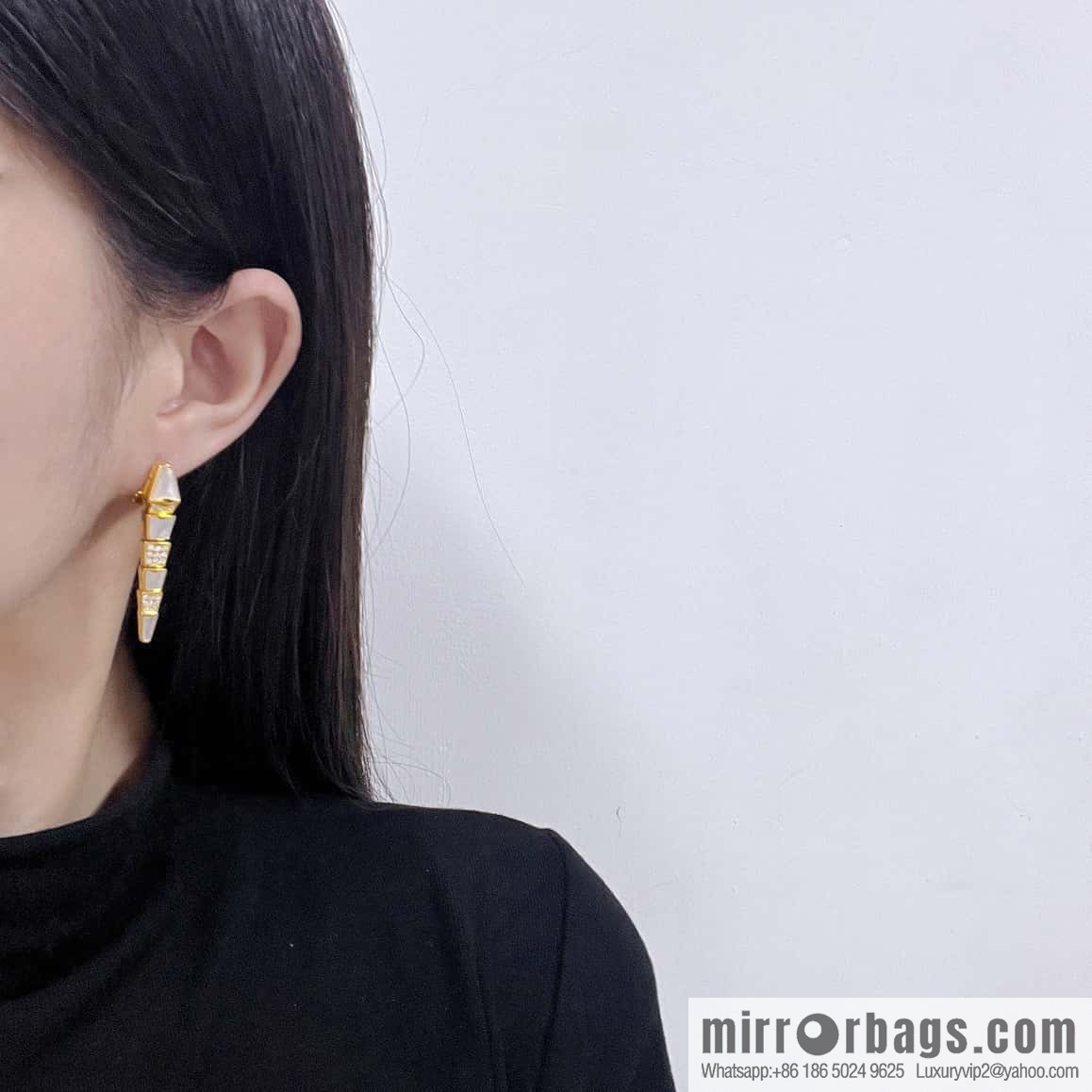 ❗️New ❗️ ☀️ BVLGARI SERPENTI VIPER white shellfish drill snake bone stud earrings ear shot ☀️