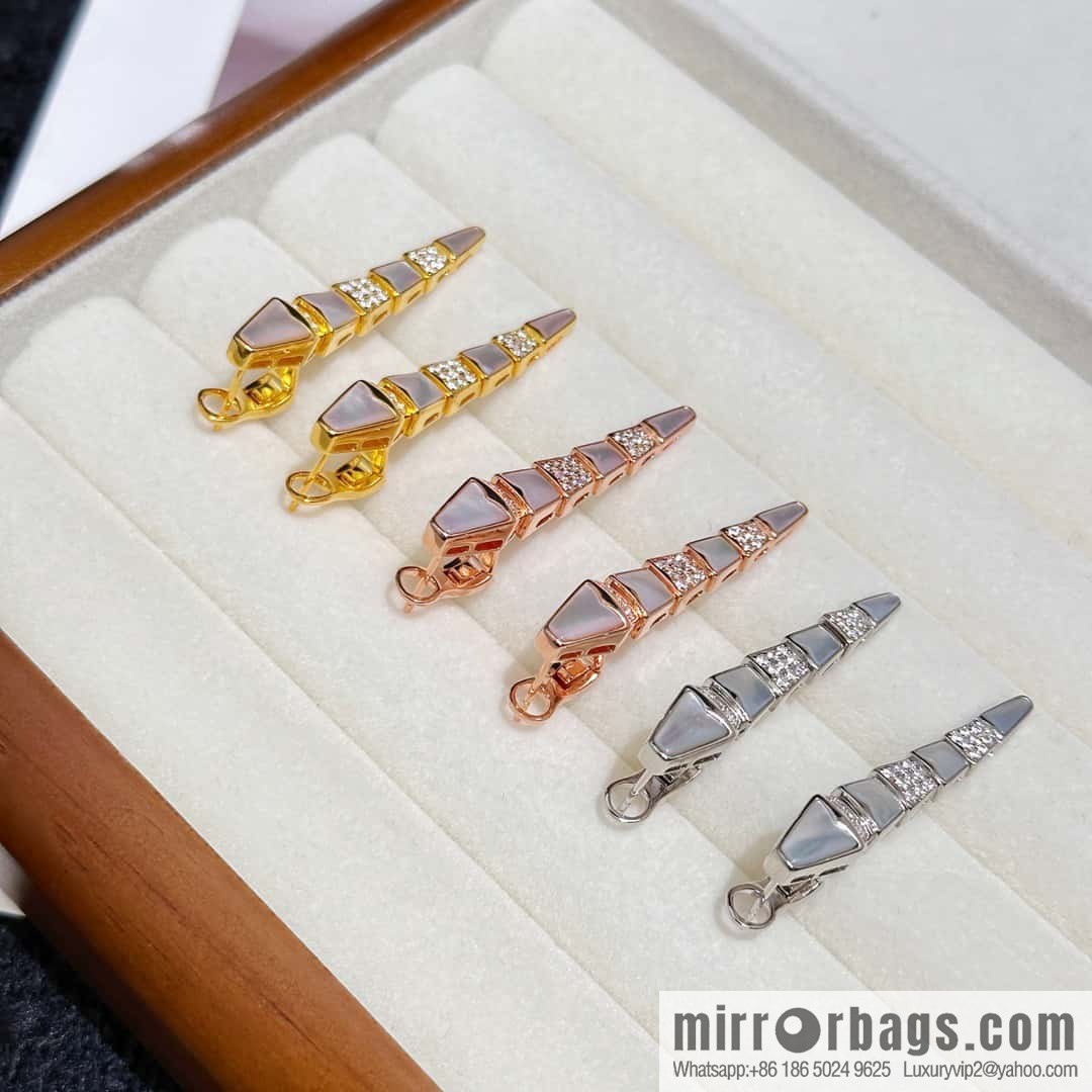 ❗️New ❗️ ☀️ BVLGARI SERPENTI VIPER white shellfish drill snake bone stud earrings ear shot ☀️