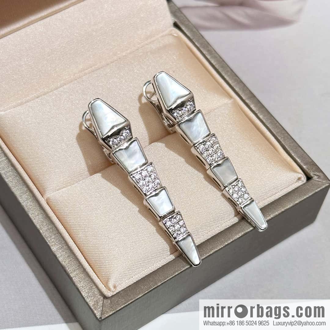 ❗️New ❗️ ☀️ BVLGARI SERPENTI VIPER white shellfish drill snake bone stud earrings ear shot ☀️