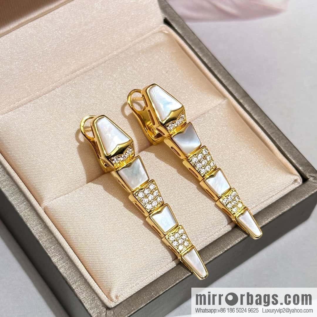 ❗️New ❗️ ☀️ BVLGARI SERPENTI VIPER white shellfish drill snake bone stud earrings ear shot ☀️