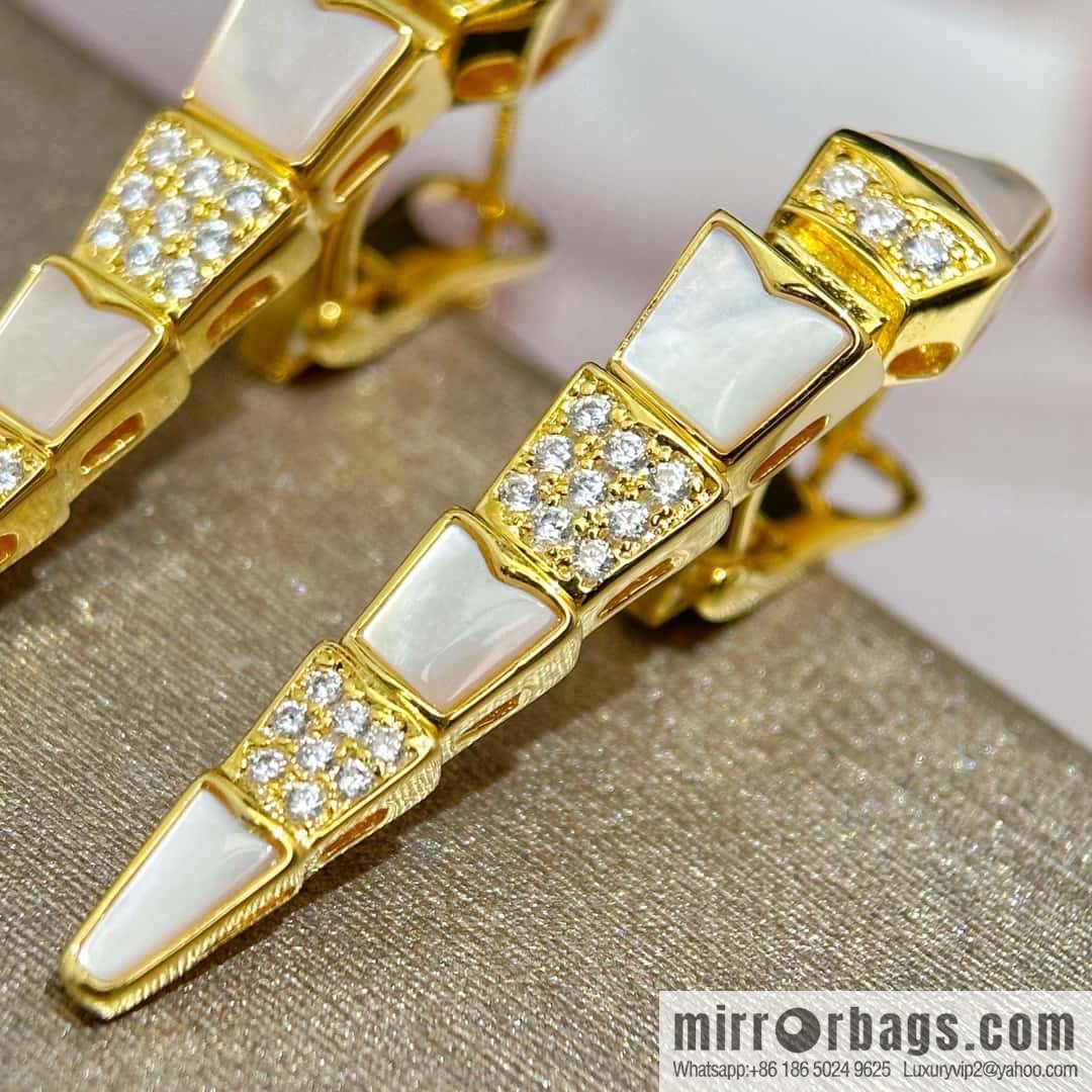 ❗️New ❗️ ☀️ BVLGARI SERPENTI VIPER white shellfish drill snake bone stud earrings ear shot ☀️