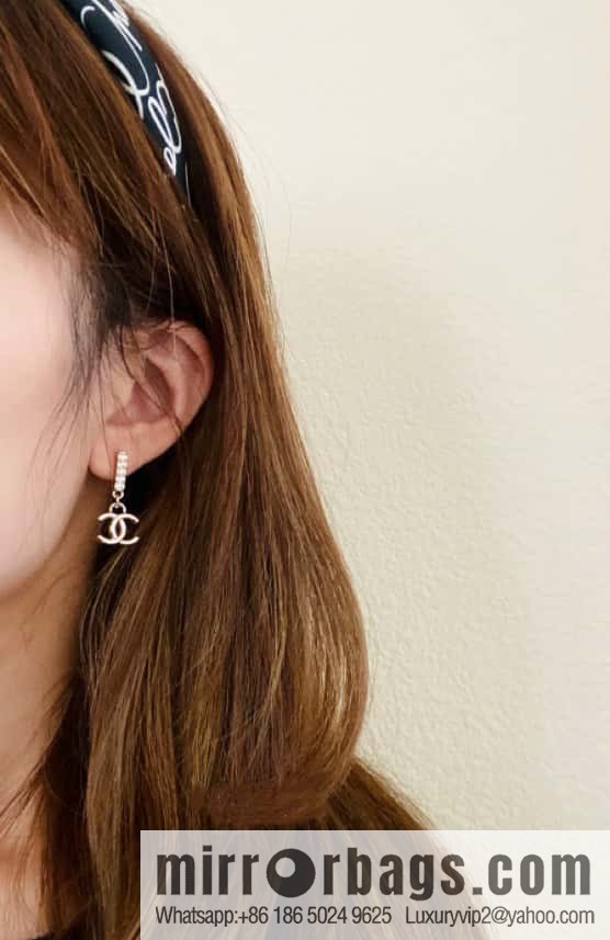 ❗️New ❗️☀️ new ☑️ Chanel double c vertical rhinestone stud earrings ☀️