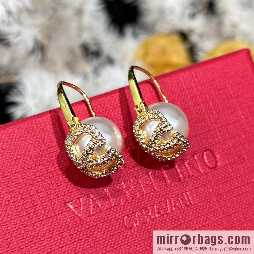 ❗️New ❗️ New ☑️ Valentino gold pearl stud earrings