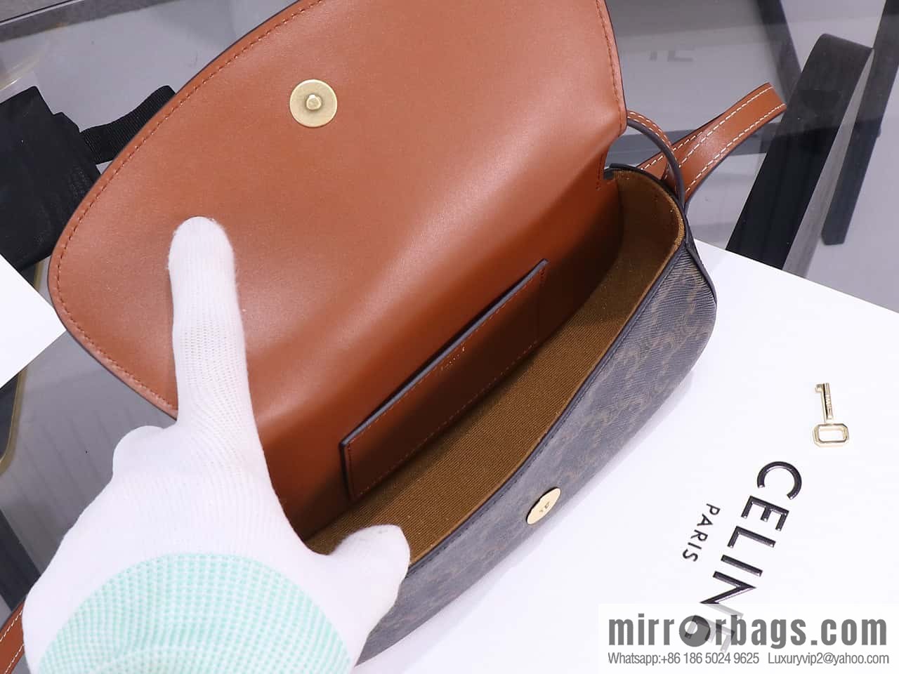 [Premium quality, all-steel hardware 】 𝗖𝗘𝗟𝗜𝗡𝗘 | 𝗧𝗔𝗕𝗢𝗨 𝗖𝗟𝗨𝗧𝗖𝗛 𝗕𝗮𝗴 padlock bag, model: 101593