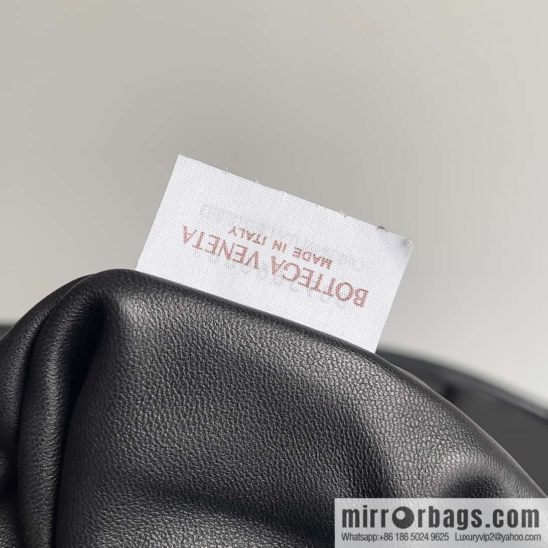 BV Pad handsome bag BOTTEGA VENETA bread model number: 717237 black