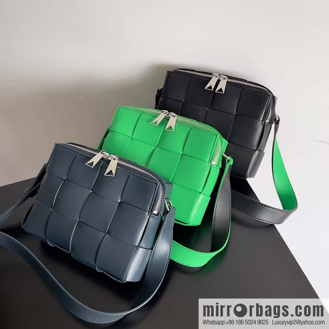 BV Men's Camera Bag BV Men's 2023 SS Pre Spring New Camera, Model Number: 730027 Black with Green